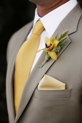 Yellow Silk Tie Outfits For Men: You'll be surprised at how easy it is to throw together this polished look. Just a grey blazer and a yellow silk tie.