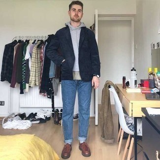 Brown Leather Desert Boots Outfits: This smart casual pairing of a navy corduroy blazer and blue jeans is very easy to throw together in no time flat, helping you look awesome and ready for anything without spending a ton of time going through your wardrobe. When not sure about what to wear on the footwear front, add brown leather desert boots to your outfit.