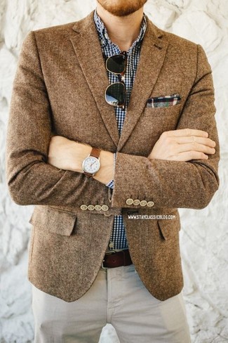 A brown wool blazer and beige chinos married together are the ideal ensemble for those dressers who prefer polished ensembles.