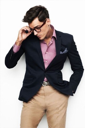 Try teaming a navy blazer with khaki chinos to assemble an interesting and modern-looking outfit.