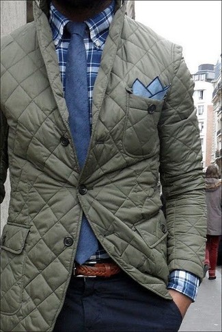 Olive Quilted Blazer Outfits For Men: Go for an olive quilted blazer and navy chinos for a sharp ensemble.