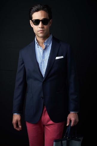 Burgundy Chinos Warm Weather Outfits: Thumbs up to this combination of a navy blazer and burgundy chinos!