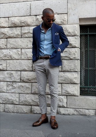Navy and White Pocket Square Outfits: This pairing of a navy blazer and a navy and white pocket square is irrefutable proof that a safe casual getup can still be really interesting. Complete your outfit with dark brown leather tassel loafers to instantly spice up the outfit.