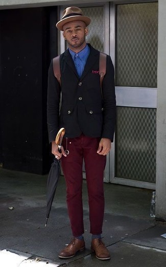 Burgundy Pocket Square Smart Casual Outfits: For a casual outfit, team a black blazer with a burgundy pocket square — these two pieces fit pretty good together. When it comes to shoes, go for something on the dressier end of the spectrum and finish this look with a pair of brown leather derby shoes.