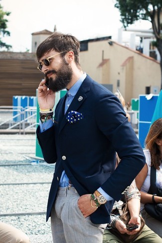 Navy and White Polka Dot Pocket Square Outfits: If you gravitate towards relaxed dressing, why not reach for a navy blazer and a navy and white polka dot pocket square?