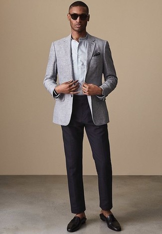 Grey Print Pocket Square Outfits: Who said you can't make a style statement with a modern casual look? You can do that efforlessly in a grey blazer and a grey print pocket square. Black leather loafers are the most effective way to transform your look.