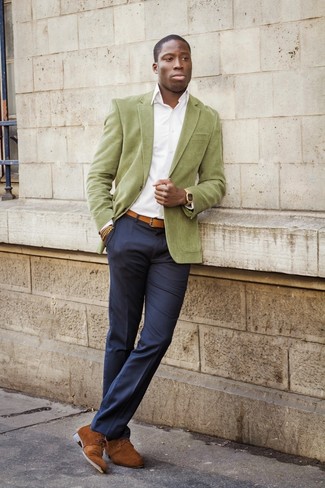 Brown Suede Desert Boots Outfits: This classy pairing of an olive blazer and navy dress pants is a must-try outfit for today's gent. Finishing off with brown suede desert boots is the simplest way to inject a sense of stylish nonchalance into this ensemble.