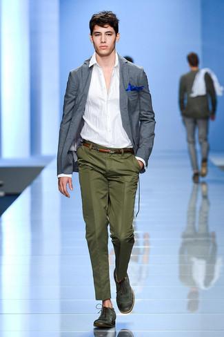 Dark Green Dress Pants Outfits For Men: Putting together a grey blazer and dark green dress pants is a surefire way to breathe a classy touch into your styling arsenal. Bump up this whole look by finishing off with dark green leather brogues.