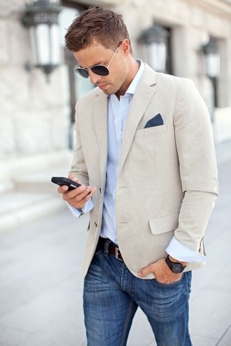 This pairing of a beige linen blazer and blue jeans comes to rescue when you need to look casually classy in a flash.