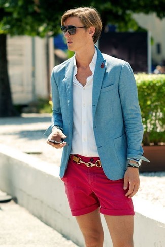 Beige Leather Belt Outfits For Men: We all look for practicality when it comes to fashion, and this laid-back combo of a light blue linen blazer and a beige leather belt is a good illustration of that.