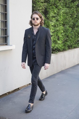 Lapel Pin Outfits: A black blazer and a lapel pin are the kind of a tested casual combo that you need when you have zero time to put together an ensemble. You could perhaps get a little creative in the shoe department and spruce up this outfit by slipping into a pair of black leather loafers.