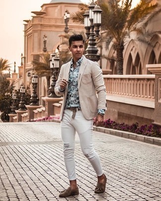 Beige Canvas Belt Outfits For Men: This combo of a beige blazer and a beige canvas belt embodies versatility and comfortable menswear style. A pair of brown fringe suede loafers instantly smartens up the look.