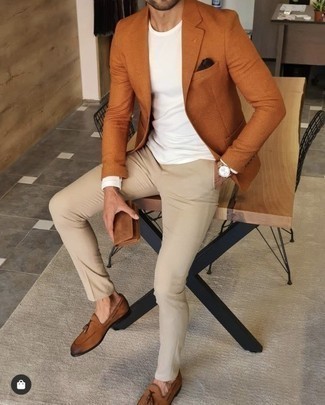 Tobacco Blazer Outfits For Men: Pairing a tobacco blazer and beige chinos is a fail-safe way to infuse sophistication into your daily routine. Complement this outfit with a pair of tobacco leather tassel loafers to instantly rev up the style factor of your ensemble.