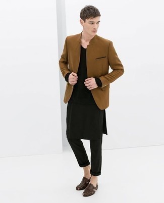Dark Brown Leather Sandals Outfits For Men: This combination of a brown blazer and black chinos is a safe option when you need to look casually neat but have no extra time to spare. Let your styling sensibilities truly shine by finishing off this ensemble with a pair of dark brown leather sandals.