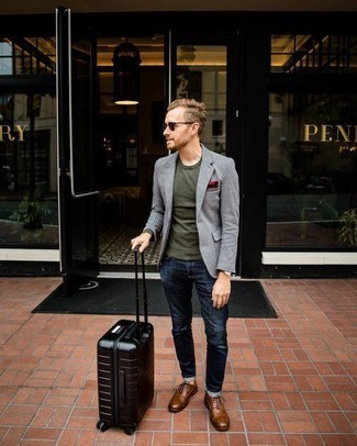 Black Suitcase Outfits For Men: A grey blazer and a black suitcase are the kind of a winning casual combo that you so awfully need when you have no time to dress up. Avoid looking too casual by finishing off with a pair of brown leather oxford shoes.