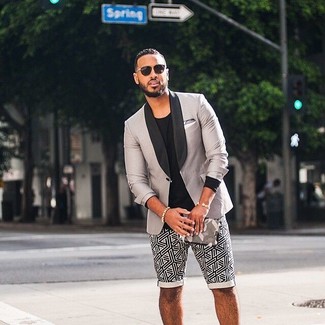 Black and White Geometric Shorts Outfits For Men: Effortlessly blurring the line between sharp and laid-back, this combo of a grey blazer and black and white geometric shorts will easily become one of your go-tos.