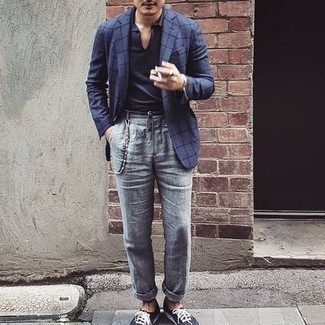 Navy Blazer Casual Outfits For Men: A navy blazer and grey linen chinos are the kind of a tested combination that you need when you have zero time to spare. For something more on the casually edgy side to complement this outfit, add a pair of navy and white canvas low top sneakers to the mix.