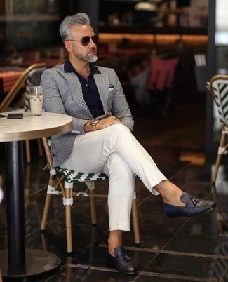 White and Navy Pocket Square Outfits: Extremely dapper and functional, this pairing of a white and navy gingham blazer and a white and navy pocket square brings variety. To add a little zing to your getup, add navy leather tassel loafers to this look.