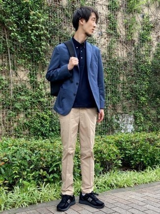 Blue Backpack Outfits For Men: For a casual menswear style with a modern twist, you can dress in a navy blazer and a blue backpack. When it comes to shoes, introduce black athletic shoes to the mix.