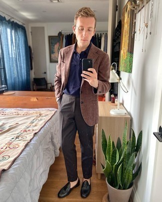 Charcoal Dress Pants Outfits For Men: Combining a brown blazer and charcoal dress pants is a fail-safe way to inject your day-to-day repertoire with some manly refinement. A cool pair of black leather loafers ties this ensemble together.