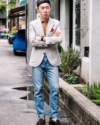 Red Pocket Square Outfits: This street style combo of a grey blazer and a red pocket square is extremely easy to throw together without a second thought, helping you look awesome and ready for anything without spending a ton of time going through your wardrobe. A pair of dark brown suede loafers will instantly smarten up any look.