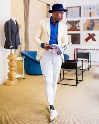 Teal Socks Outfits For Men: You'll be surprised at how easy it is for any guy to get dressed this way. Just a beige blazer and teal socks. Let your sartorial savvy really shine by finishing off this outfit with white canvas low top sneakers.