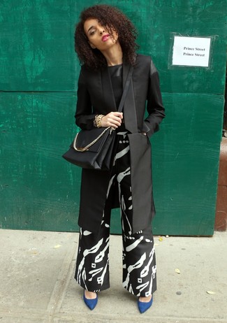 Black and White Wide Leg Pants Outfits: This combo of a black blazer and black and white wide leg pants is clean, totaly chic and extremely easy to imitate! This look is complemented wonderfully with blue suede pumps.