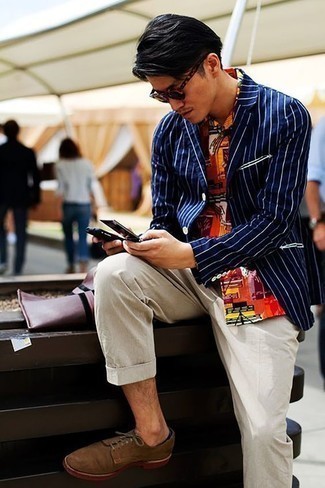 Multi colored Print Short Sleeve Shirt Outfits For Men: Demonstrate your credentials in men's fashion by teaming a multi colored print short sleeve shirt and beige chinos for a casual ensemble. Wondering how to finish off your getup? Rock brown suede derby shoes to dress it up.