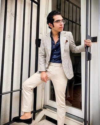 Tan Plaid Blazer Outfits For Men: Combining a tan plaid blazer and beige chinos is a guaranteed way to inject your closet with some rugged elegance. Send your look in a more casual direction by wearing a pair of black suede driving shoes.