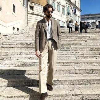 Beige Dress Pants Outfits For Men: This combination of a brown print blazer and beige dress pants will add polished essence to your outfit. The whole outfit comes together perfectly if you choose a pair of dark brown suede loafers.