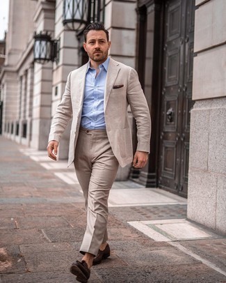 Beige Linen Blazer Outfits For Men: For masculine sophistication with a modern finish, team a beige linen blazer with khaki dress pants. On the footwear front, this ensemble pairs well with dark brown woven leather tassel loafers.