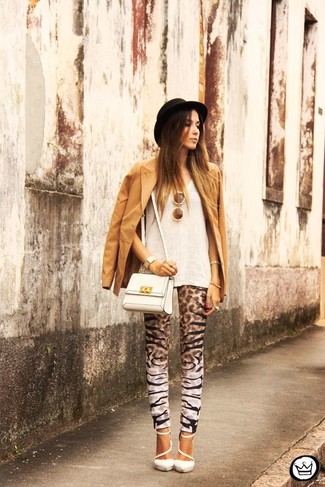 Brown Leggings Outfits: Uber chic, this pairing of a tan blazer and brown leggings will provide you with excellent styling possibilities. To bring out a polished side of you, complement your look with a pair of white leather pumps.
