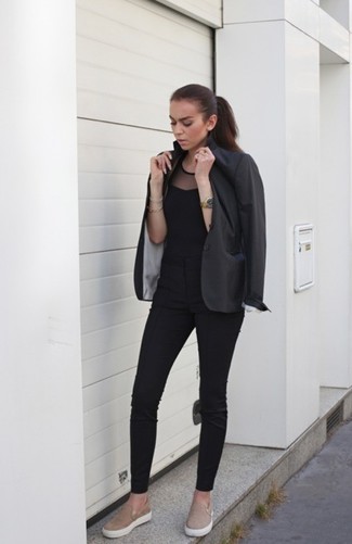 Tan Suede Slip-on Sneakers Outfits For Women: A charcoal blazer and black skinny pants combined together are a total eye candy for those who love ultra-cool styles. On the shoe front, go for something on the casual end of the spectrum by rounding off with tan suede slip-on sneakers.