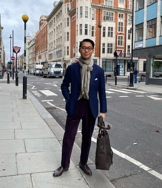 Grey Scarf Outfits For Men: If the situation permits a casual ensemble, go for a navy blazer and a grey scarf. Get a little creative on the shoe front and dress up your outfit with a pair of dark brown leather loafers.