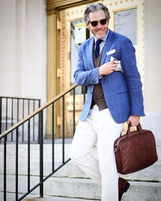 Tobacco Sweater Vest Outfits For Men: When the setting calls for a casually polished look, you can easily go for a tobacco sweater vest and white chinos.