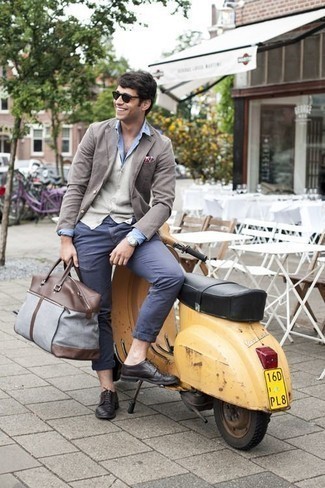 Grey Canvas Holdall Outfits For Men: For a contemporary look without the need to sacrifice on functionality, we turn to this combination of a grey blazer and a grey canvas holdall. Complement your getup with black leather derby shoes to make the outfit slightly sleeker.