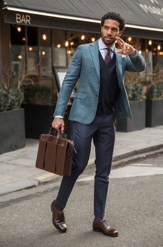 Purple Socks Outfits For Men: Go for a straightforward but at the same time casually dapper option by teaming a light blue blazer and purple socks. To add elegance to your look, finish off with a pair of brown leather oxford shoes.