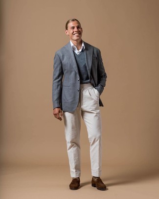 Charcoal Sweater Vest Outfits For Men: A charcoal sweater vest and white dress pants? This look will make ladies go weak in the knees. When it comes to shoes, go for something on the casual end of the spectrum and round off your look with a pair of brown suede loafers.