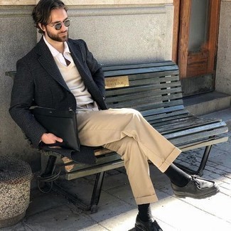 Tan Sweater Vest Outfits For Men: Pairing a tan sweater vest and beige dress pants will prove your sartorial expertise. Go ahead and introduce a pair of black leather desert boots to this getup for a more relaxed feel.