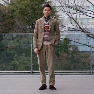 Beige Sweater Vest Outfits For Men: A beige sweater vest and khaki chinos combined together are a sartorial dream for men who appreciate casually sophisticated ensembles. Finishing off with dark brown suede tassel loafers is a surefire way to infuse an extra touch of refinement into your getup.