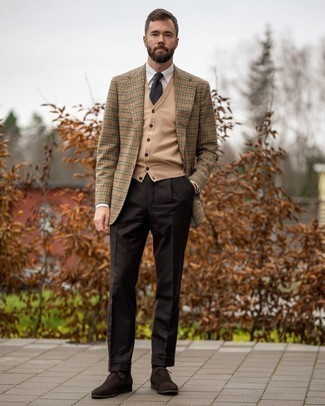 Tan Houndstooth Blazer Outfits For Men: Loving the way this pairing of a tan houndstooth blazer and dark brown dress pants immediately makes any gent look sophisticated and smart. Tap into some David Gandy dapperness and polish up your ensemble with a pair of dark brown suede oxford shoes.