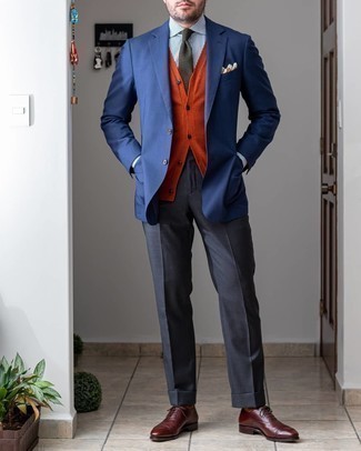 Burgundy Leather Oxford Shoes Outfits: You're looking at the solid proof that a navy blazer and charcoal dress pants are awesome when paired together in a polished look for today's gent. A great pair of burgundy leather oxford shoes pulls this look together.