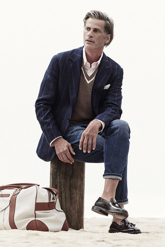 Brown Sweater Vest Outfits For Men: A brown sweater vest and navy jeans paired together are the ideal combination for those who prefer effortlessly elegant combinations. To give your ensemble a more elegant vibe, complete your getup with black leather tassel loafers.