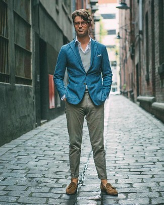 Teal Blazer Outfits For Men: A teal blazer and grey chinos are among the foundations of a good menswear collection. Finishing with a pair of brown suede tassel loafers is a guaranteed way to add a little depth to this getup.