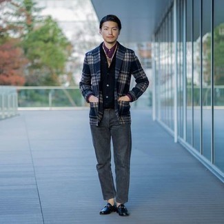 Navy and White Plaid Blazer Outfits For Men: A navy and white plaid blazer and charcoal jeans are among those extremely versatile menswear elements that can reshape your wardrobe. For a classier aesthetic, why not add black leather loafers to the equation?