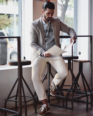 Brown Canvas Low Top Sneakers Outfits For Men: For an ensemble that's smart and envy-worthy, wear a tan linen blazer and beige dress pants. To give your overall look a more casual twist, why not introduce brown canvas low top sneakers to your outfit?