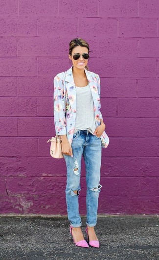 Hot Pink Suede Pumps Outfits: For a laid-back look with a chic twist, make a light blue floral blazer and light blue ripped boyfriend jeans your outfit choice. Let your sartorial credentials truly shine by completing this outfit with hot pink suede pumps.
