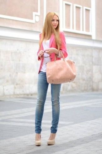 Tan Suede Pumps Outfits: A pink blazer and blue skinny jeans are essential pieces, without which no closet would be complete. Bump up the classiness of this outfit a bit by finishing with tan suede pumps.