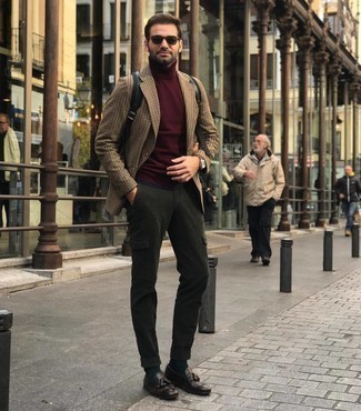 Olive Socks Outfits For Men: Such must-haves as a tan houndstooth blazer and olive socks are an easy way to infuse muted dapperness into your daily lineup. For a dressier spin, why not complement this outfit with dark brown leather tassel loafers?