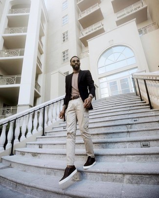 Beige Cargo Pants Outfits: Such essentials as a black blazer and beige cargo pants are an easy way to introduce some cool into your daily repertoire. Play down the casualness of your ensemble by wearing dark brown leather brogues.